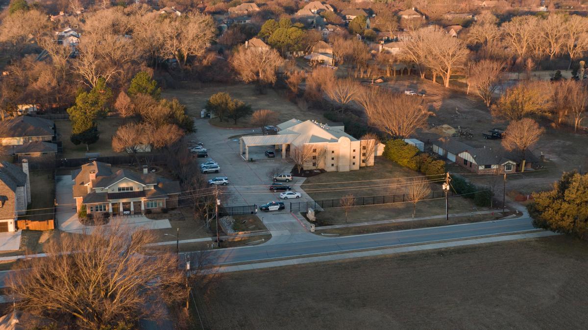 An aerial view of police standing in front of the Congregation Beth Israel synagogue, in Colleyville, Texas, on Jan. 16, 2022. (Brandon Wade/AP Photo)