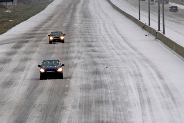Drivers navigate hazardous road conditions as a winter storm moves through the area near Hillsborough, N.C., on Jan. 16, 2022. (Gerry Broome/AP Photo)