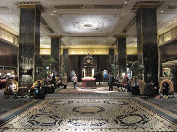The main registration lobby and foyer of New York's Waldorf Astoria Hotel in 2010. (Alan Light/CC BY-SA 2.0)