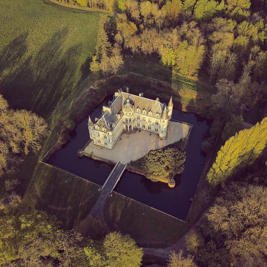 (Courtesy of <a href="https://www.instagram.com/chateaudebourneau/">Château de Bourneau</a> and <a href="https://www.instagram.com/theintrepidchatelaine/">The Intrepid Chatelaine</a>)