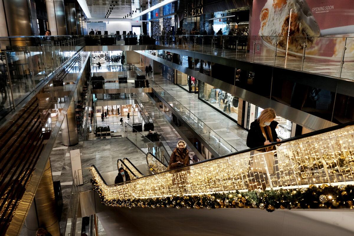 People walk through a shopping mall in Manhattan in New York on Jan. 12, 2022. Newly released data show that inflation grew at its fastest 12-month pace in nearly 40 years during December 2021. It showed a 7 percent jump from a year earlier, as prices rose on everything from gas to furniture for U.S. shoppers. (Spencer Platt/Getty Images)