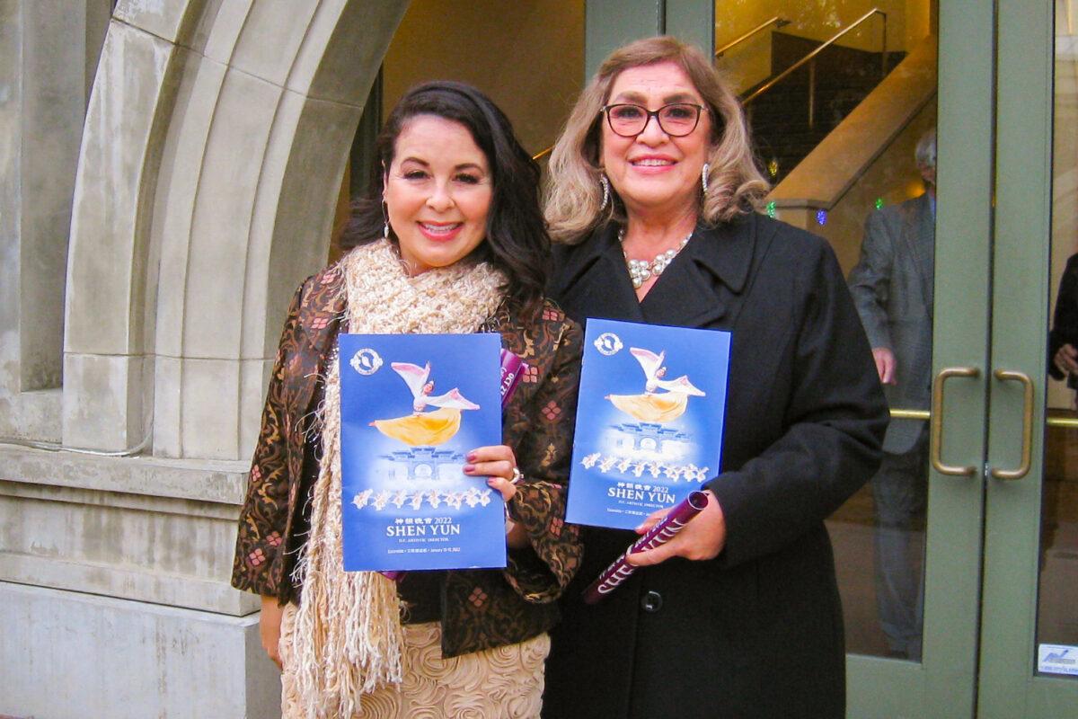 Rosa and Gloria Santillan at the Shen Yun Performing Arts performance at California Center for the Arts, Escondido, on Jan. 17, 2022. (Sophia Fang/The Epoch Times)
