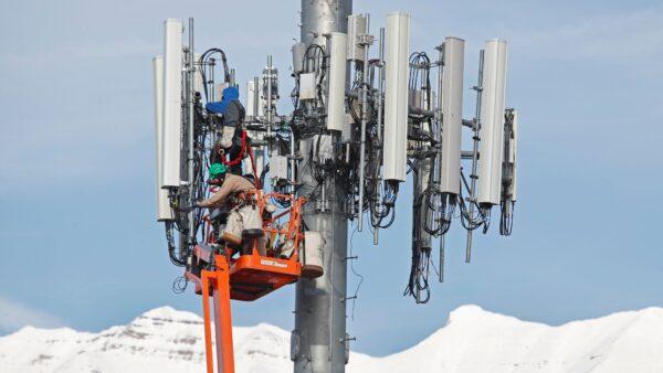 A contract crew for Verizon works on a cell tower to update it to handle the new 5G network in Orem, Utah, on Dec. 10, 2019. (George Frey/AFP via Getty Images)