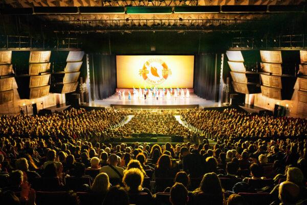 Shen Yun Performing Arts curtain call at Palais des Congrès de Paris, France, on Jan. 16, 2022. (Jian Ping/Epoch Times)