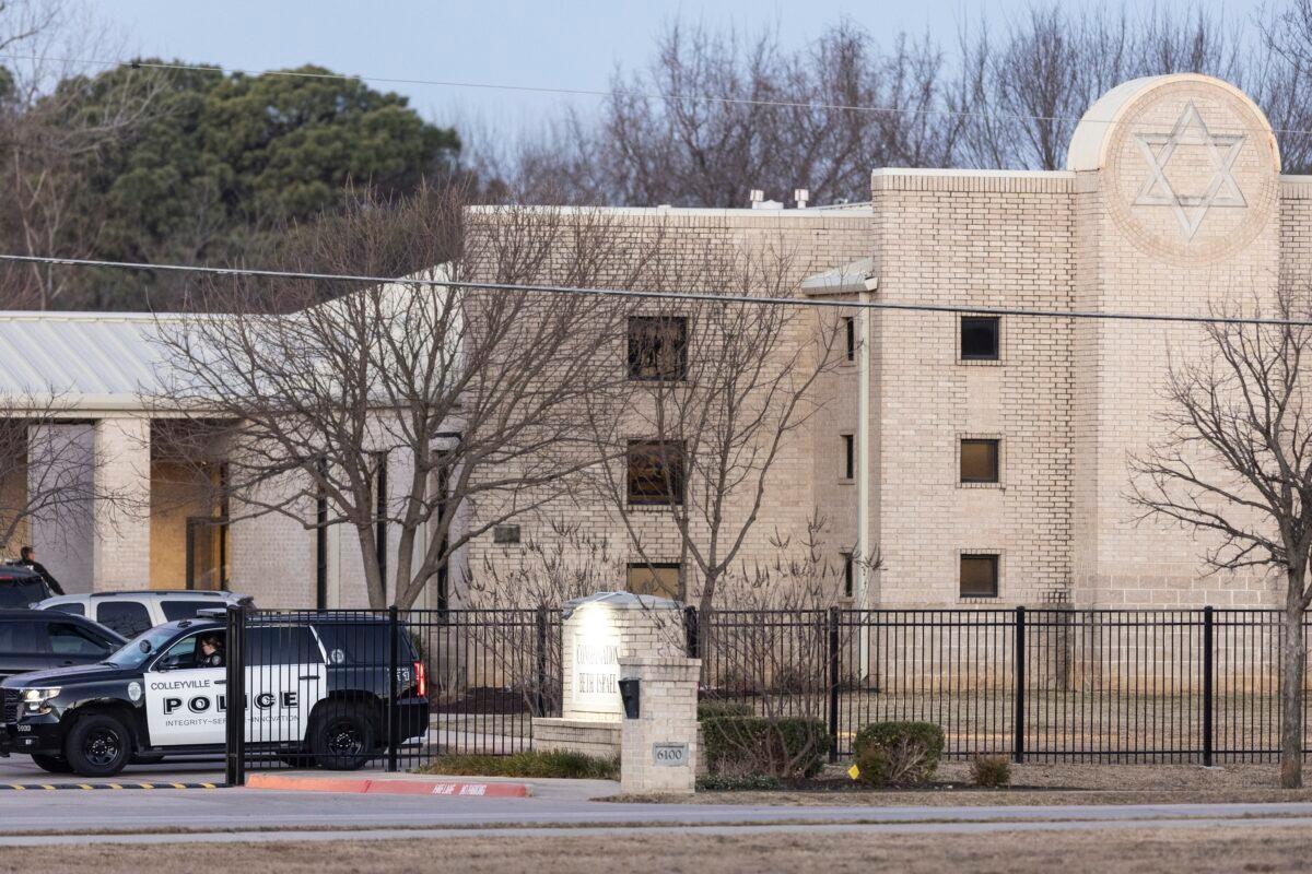 Police stand in front of the Congregation Beth Israel synagogue, in Colleyville, Texas, on Jan. 16, 2022. (Brandon Wade/AP Photo)