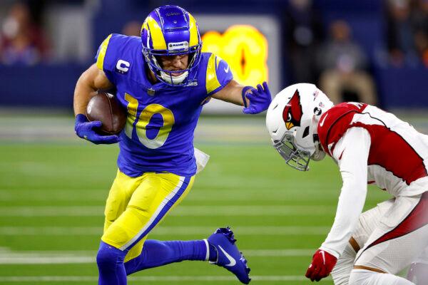 Cooper Kupp #10 of the Los Angeles Rams runs with the ball in the first quarter of the game against the Arizona Cardinals in the NFC Wild Card Playoff game at SoFi Stadium in Inglewood, Calif., on Jan. 17, 2022. (Ronald Martinez/Getty Images)