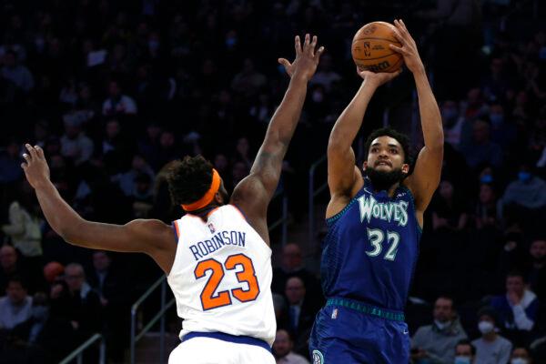 Karl-Anthony Towns #32 of the Minnesota Timberwolves shoots the ball as Mitchell Robinson #23 of the New York Knicks defends during the first half at Madison Square Garden, in New York City, on Jan. 18, 2022. (Sarah Stier/Getty Images)
