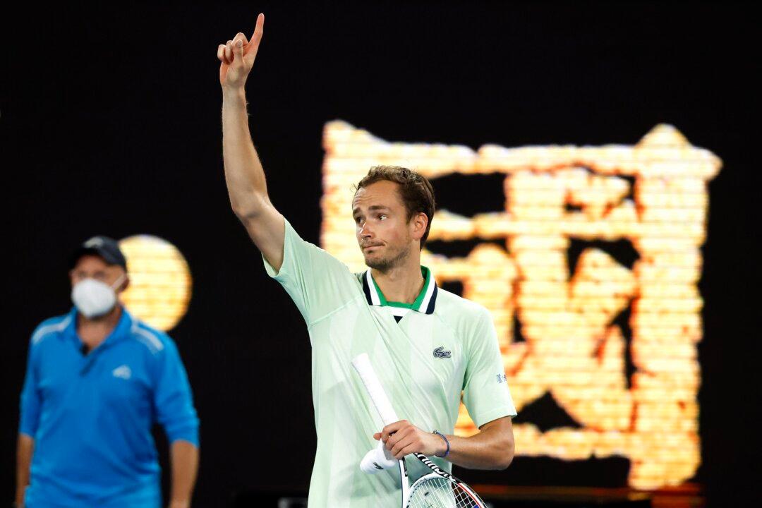 Medvedev Withstands Kyrgios, Crowd to Advance in Australia