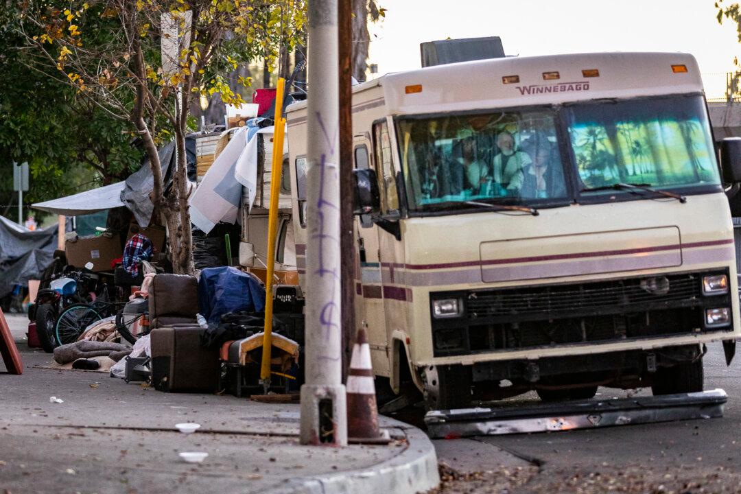 Los Angeles to Resume Towing Vehicle Encampments