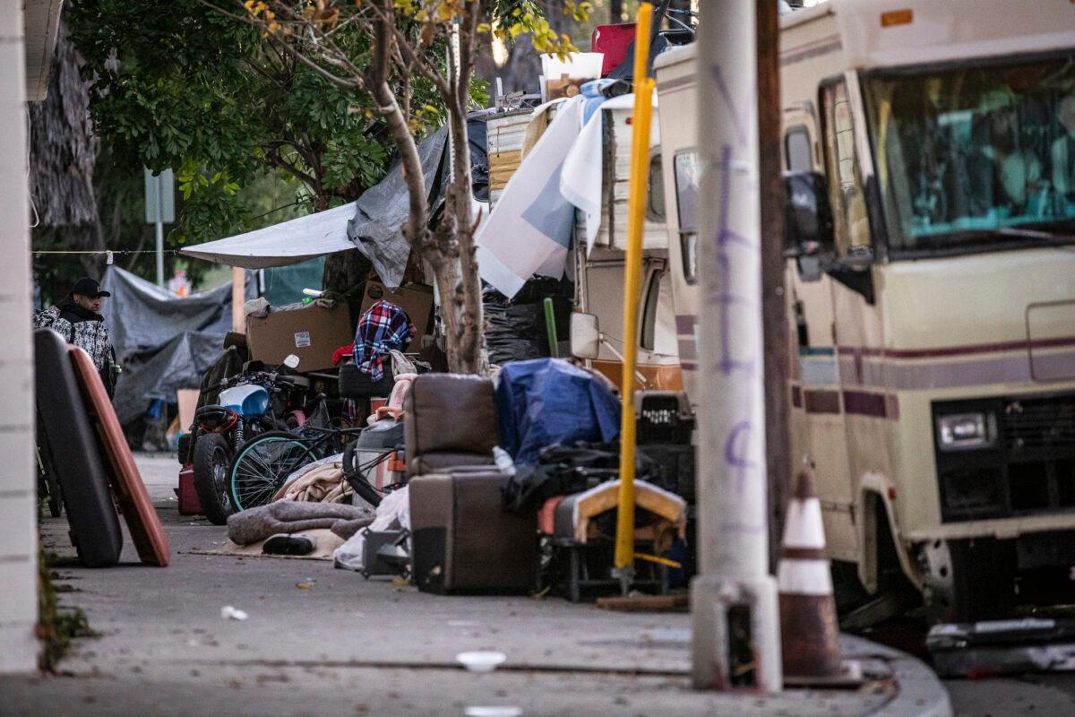 Unhoused individuals live out of cars and RVs in Los Angeles, Calif., on Jan. 20, 2022. (John Fredricks/The Epoch Times)