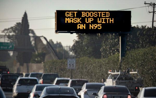  A freeway sign displaying a COVID-19 message above the 5 Freeway in Los Angeles, Calif., on Jan. 20, 2022. (John Fredricks/The Epoch Times)