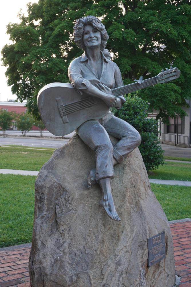 A Dolly Parton statue in downtown Sevierville. (PT Hamilton/Shutterstock)
