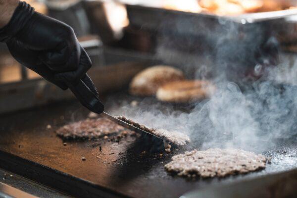 If you have a flat-top grill or griddle like those in a diner, good for you! Otherwise, stovetop cooks should use a carbonized steel pan or cast iron. (ersaguncelebi/shutterstock)