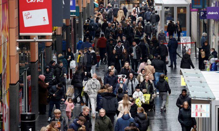 UK Shoppers Slash December Spending After Earlier Xmas Spree, Omicron