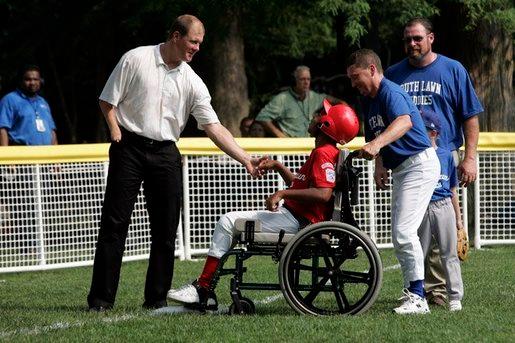 Jim Abbott speaks with a physically challenged child in a wheel chair. (Courtesy of jimabbott.net)