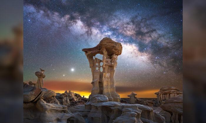 Astrophotographer Captures ‘Alien Throne’ Rock With Unbelievable Milky Way Backdrop in New Mexico Desert