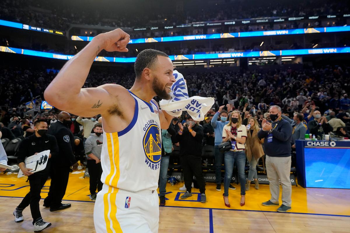 Stephen Curry’s Buzzer-Beater Sends Warriors Past Rockets