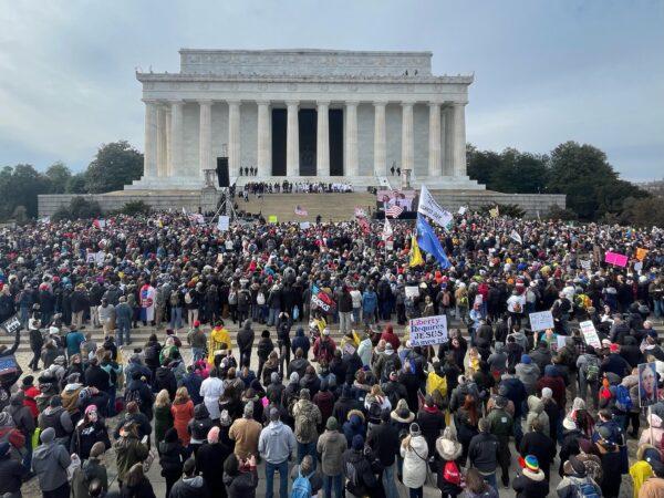 A crowd gathers at Lincoln Memorial for the "Defeat the Mandates" rally in Washington on Jan. 23, 2022. (Lynn Lin/NTD)