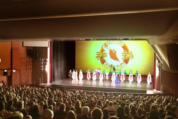 Shen Yun Performing Arts New York Company's curtain call in Greeley, Colo., on Jan. 22, 2022. (The Epoch Times)