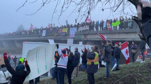A large crowd gathers in Langley, B.C., to show support for truck divers protesting the federal vaccine mandate for truckers entering the country from the United States, on Jan. 23, 2022. (Jeff Sandes/The Epoch Times)