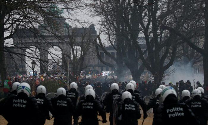 Belgian Police Fire Water Cannon, Tear Gas to Disperse COVID-19 Protest