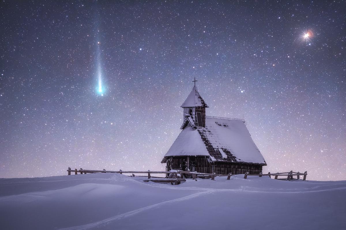 "Comet Leonard & Chapel" (Courtesy of <a href="https://www.facebook.com/urosphotograph/">Uroš Fink</a>)