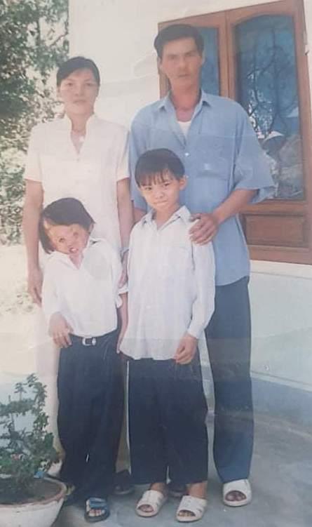 Childhood picture of Hai with his family. (Courtesy of <a href="https://www.facebook.com/sunhousecoffee/">Ngo Quy Hai</a>)