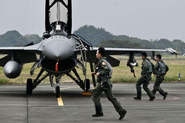 Taiwanese air force pilots run to their armed U.S.-made F-16V fighter at an air force base in Chiayi, southern Taiwan, on Jan. 5, 2022. (Sam Yeh/AFP via Getty Images)