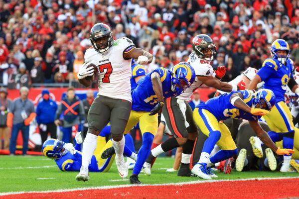 Leonard Fournette #7 of the Tampa Bay Buccaneers runs the ball into the end zone for a touchdown in the third quarter of the game against the Los Angeles Rams in the NFC Divisional Playoff game at Raymond James Stadium, in Tampa, on Jan. 23, 2022. (Mike Ehrmann/Getty Images)