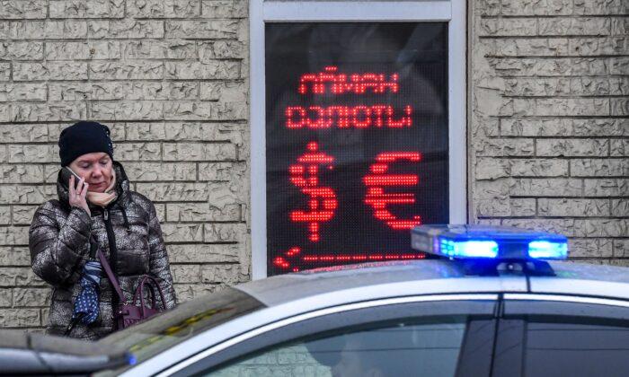Russian Stocks Tumble on Fears of Ukraine Invasion, Sanctions Against Moscow