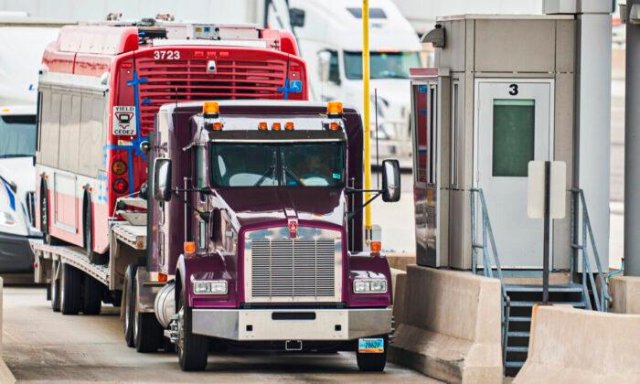 Republicans Introduce Bill to End COVID Vaccine Mandate for Truckers Crossing US-Canada Border