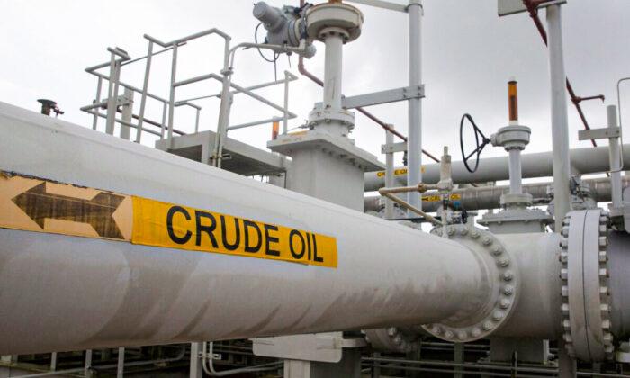 Oil Slips on Bearish US Data, Crude Stocks Build