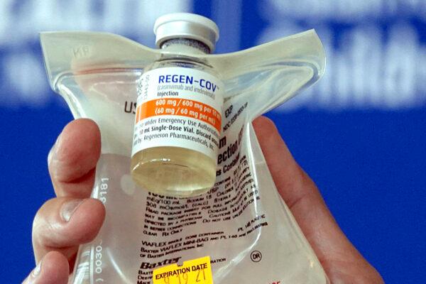 A Regeneron monoclonal antibody infusion bag. (Joe Cavaretta/South Florida Sun-Sentinel via AP)