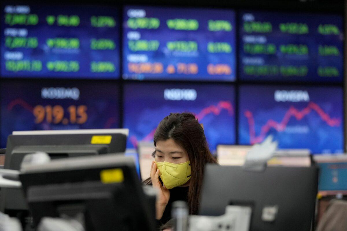 A currency trader watches monitors at the foreign exchange dealing room of the KEB Hana Bank headquarters in Seoul, South Korea, on Jan. 25, 2022. (Ahn Young-joon/AP Photo)