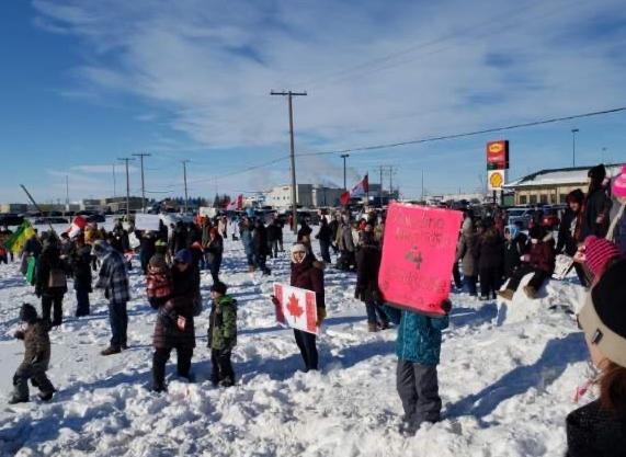 Supporters cheer on Freedom Convoy 2022 truckers as they pass through Saskatoon, Saskatchewan, on Jan. 24, 2022. (Melissa Perepelkin)