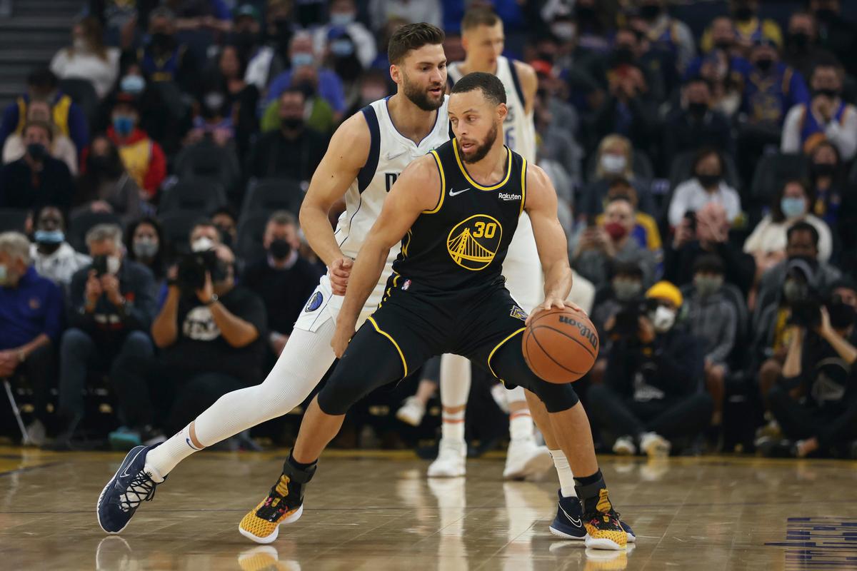 Curry and Warriors Rout Mavericks 130–92