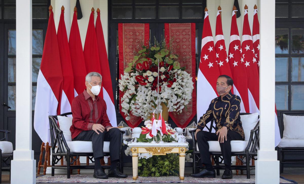 Singapore Prime Minister Lee Hsien Loong and Indonesian President Joko Widodo in Bintan, Indonesia, on Jan. 25, 2022. (Ministry of Communications and Information, Singapore)