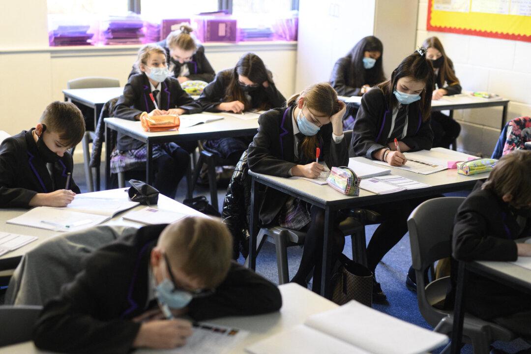 9 in 10 Young Teens in UK Likely to Have CCP Virus Antibodies: ONS Analysis