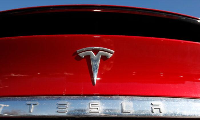 Tesla Posts Record Profit, Won’t Produce New Models in 2022