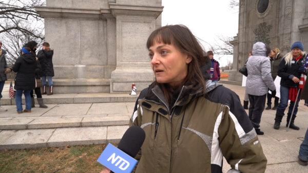 Janelle Sullivan, the founder of the non-profit foundation Heartline, attends the rally held in front of the Arch of the Valley Forge National Historical Park, Pa., on Jan. 23, 2022. (Screenshot via NTD)