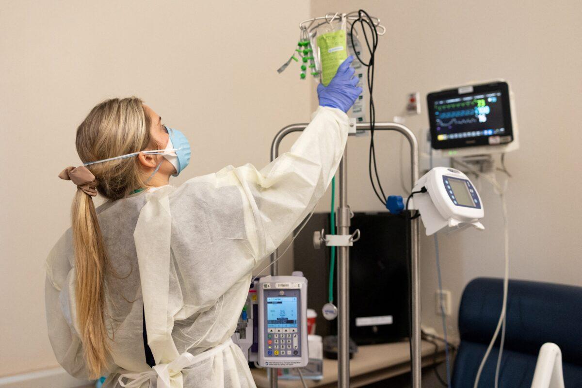 A nurse administers a monoclonal antibody treatment to a COVID-19 patient at the Children's Hospital of Georgia in Augusta, Ga., on Jan. 15, 2022. (Hannah Beier/Reuters)