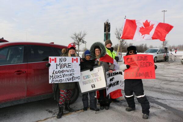 Convoy supporters Stephanie Brown (C) with her grandson (2nd L) and friends in Vaughan Mills on Jan. 27, 2022. (Andrew Chen/The Epoch Times)