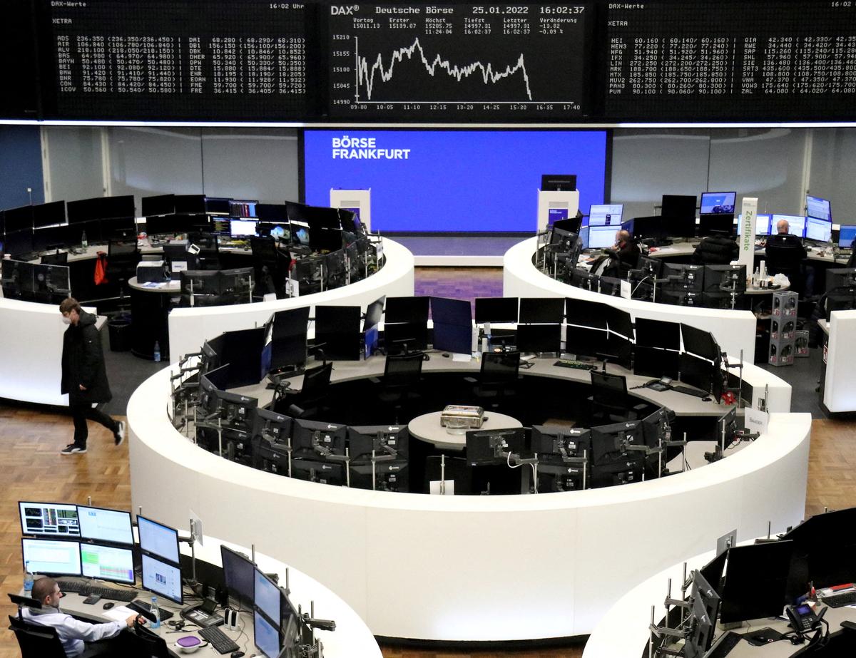 European Shares End Fourth Week Lower With Tech, Autos Slammed