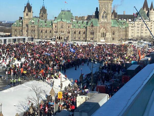 People gather in Parliament Hill as the trucker convoy protesting COVID-19 mandates and restrictions stages demonstrations in Ottawa on Jan. 29, 2022. (Limin Zhou/The Epoch Times)