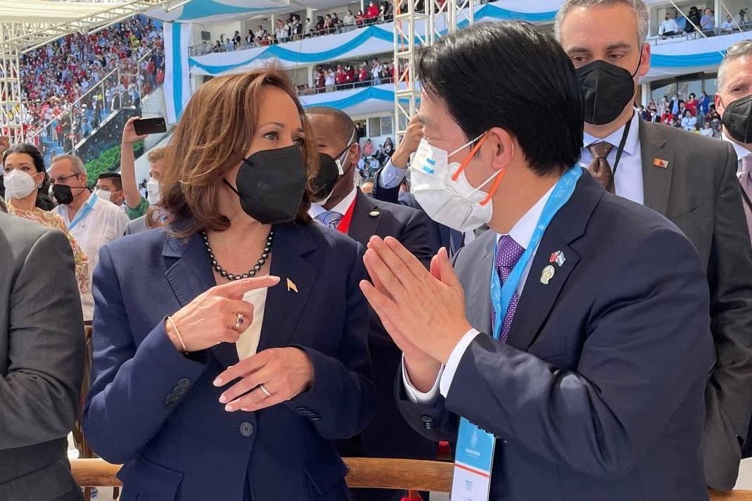 Taiwan's Vice President William Lai (R) speaks with U.S. Vice President Kamala Harris during the Honduras presidential inauguration ceremony in Tegucigalpa, on Jan. 28, 2022. (STR/Taiwan Presidential Office/AFP via Getty Images)