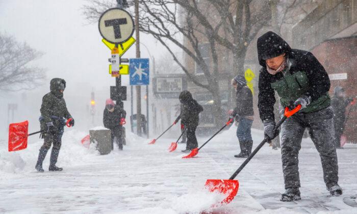 Winter Storm Kenan Slams East Coast, Bringing Blizzard Conditions, Snarling Travel
