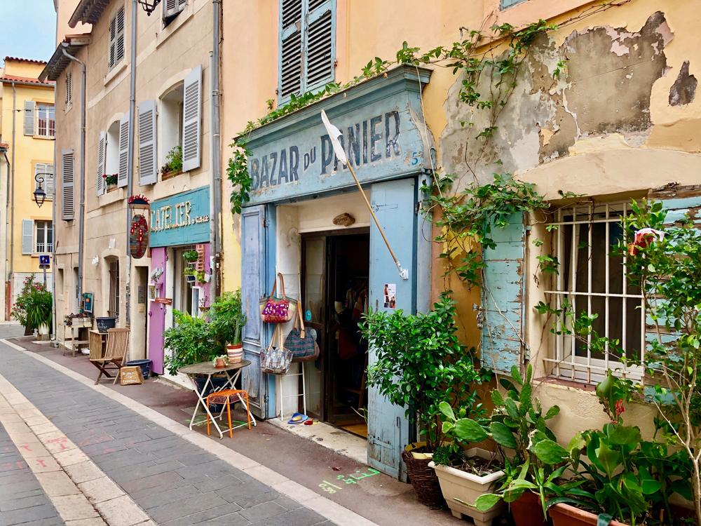 Colorful houses line the Panier neighborhood of Marseille. (Carolyne Parent/Shutterstock)