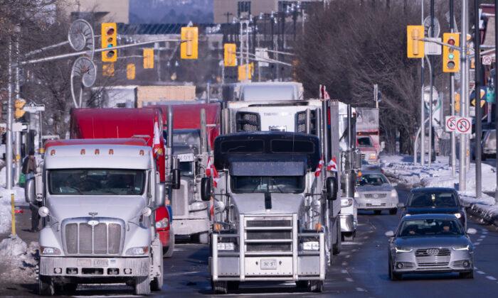 Alberta Convoy Blocks Canada-US Border in Support of Protests in Ottawa