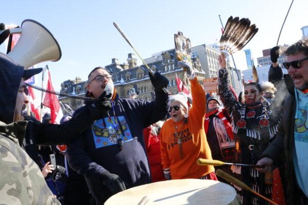  Indigenous people perform a traditional chant during the protest for freedom on Parliament Hill in Ottawa on Jan. 29, 2022. (Noé Chartier/The Epoch Times)
