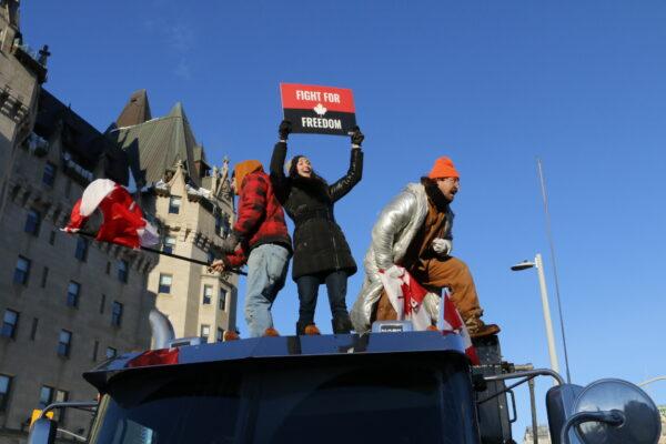  Protesters stand atop a truck in downtown Ottawa on Jan. 29, 2022. (Noé Chartier/The Epoch Times)